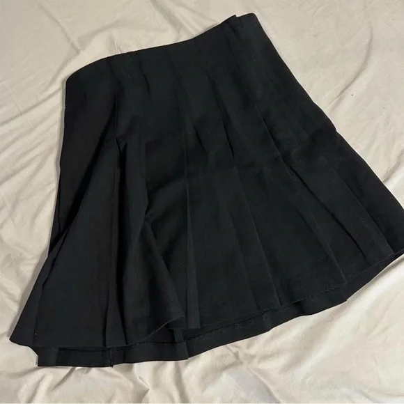 H&M Stylish Black Pleated Mini Skirt - Picture 2 of 3